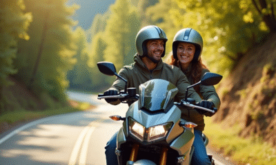 Couple en moto sur route sinueuse en pleine nature