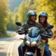 Couple en moto sur route sinueuse en pleine nature