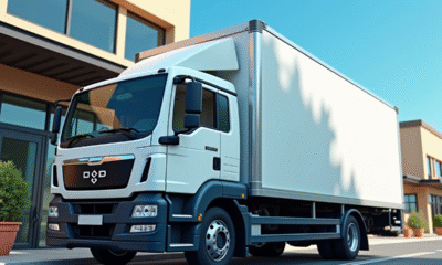 Camion de livraison moderne devant une petite entreprise