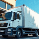 Camion de livraison moderne devant une petite entreprise