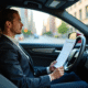 Conducteur VTC confiant dans sa voiture moderne avec documents d'assurance