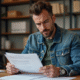 Homme d'affaires vérifiant un document d'assurance moto au bureau