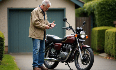 Homme regardant une moto Honda Dax en extérieur