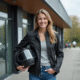 Jeune femme souriante avec casque moto devant école moderne