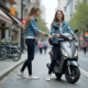 Jeune femme souriante avec scooter en ville dynamique