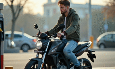 Jeune homme sur moto en station essence urbaine