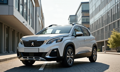 Peugeot 2008 moderne stationnée en ville en plein soleil
