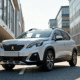 Peugeot 2008 moderne stationnée en ville en plein soleil