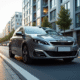 Peugeot 308 2015 stationnée en ville avec architecture moderne