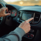Main appuyant sur l'écran tactile de la Renault Clio 4